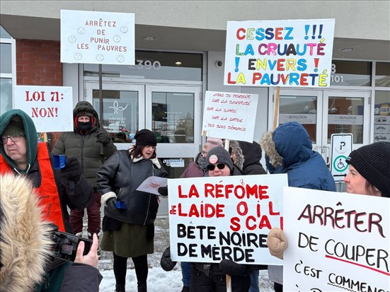 L.A.S.T.U.S.E du Saguenay manifeste devant les bureaux du député Yannick Gagnon