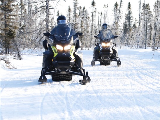 Seize motoneigistes expulsés des sentiers des monts Valin 
