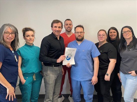 Le personnel de l'Hôpital de Jonquière dépose une pétition au député 