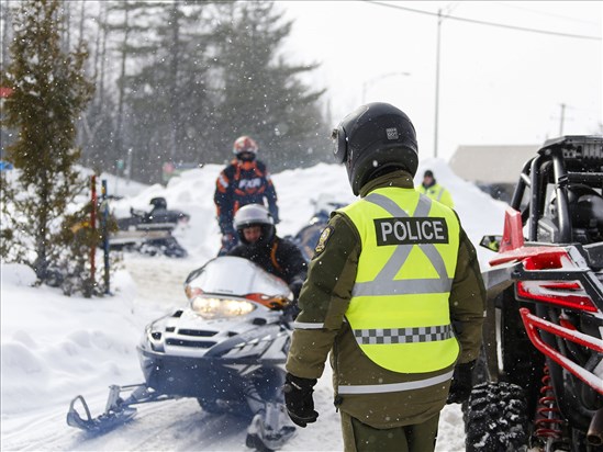 Un motoneigiste disparu sous les glaces à Falardeau