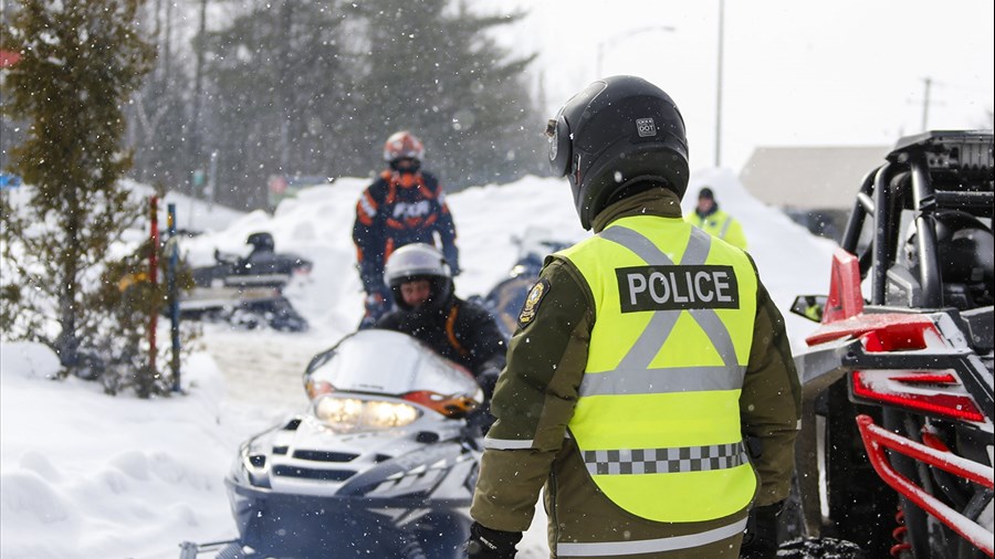 Un motoneigiste disparu sous les glaces à Falardeau