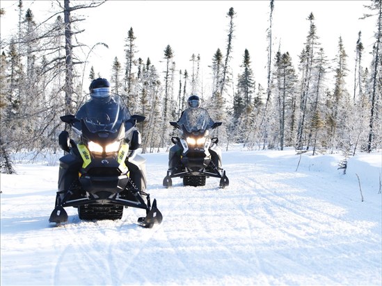 Accident de motoneige à Saint‑Jean‑Vianney : un motoneigiste décédé