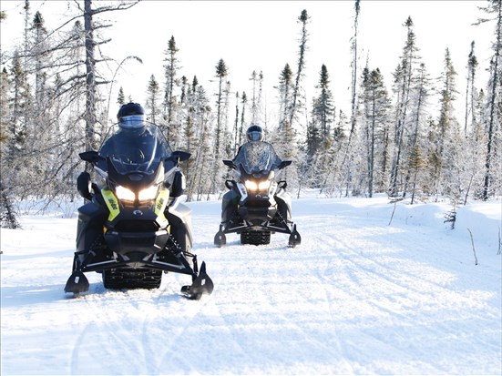 Accident de motoneige à Saint‑Jean‑Vianney : un motoneigiste décédé