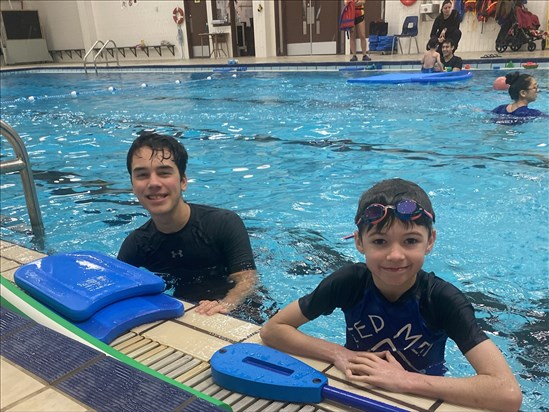 Des cours de natation pour les jeunes aux besoins particuliers