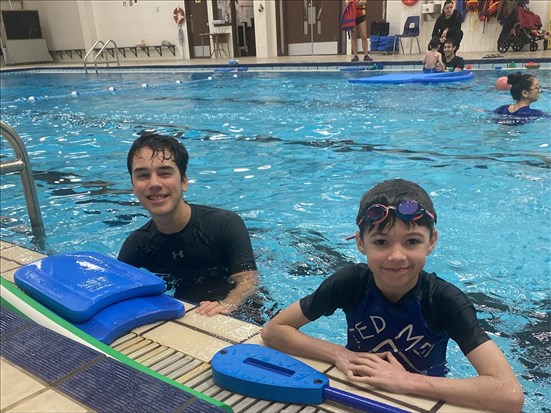 Des cours de natation pour les jeunes aux besoins particuliers