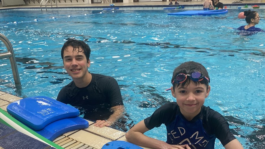 Des cours de natation pour les jeunes aux besoins particuliers