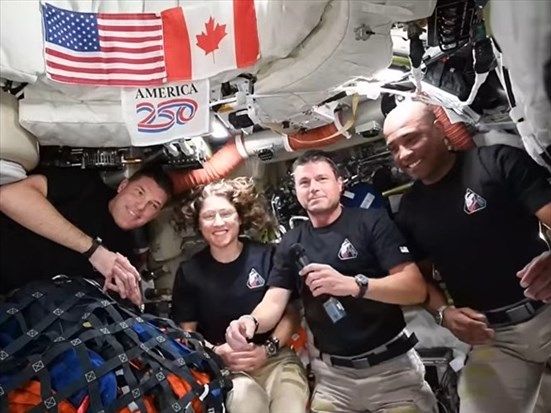 Artemis II franchit un jalon en survolant la face cachée de la Lune