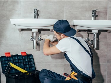Plomberie salle de bain : les signes qu’une rénovation devient nécessaire