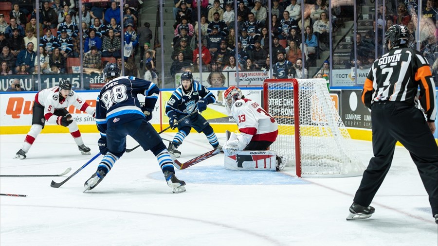 Le capitaine et le gardien des Saguenéens s’occupent des Remparts