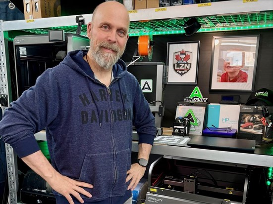 Un ancien militaire utilise l’impression 3D pour financer les soins d’un jeune 