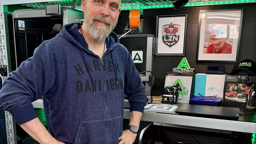 Un ancien militaire utilise l’impression 3D pour financer les soins d’un jeune 