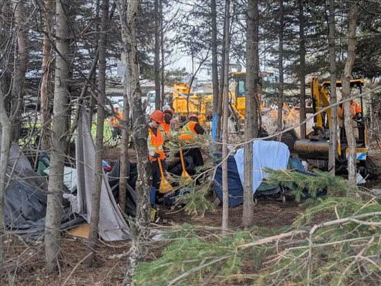 Opération de nettoyage dans un campement de sans-abris à Chicoutimi
