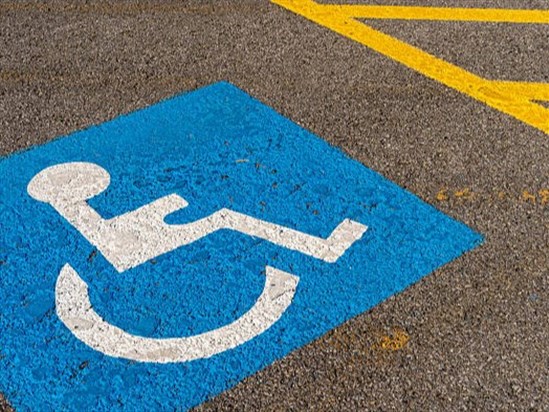 Ne se stationne pas sur les emplacements pour handicapés qui veut