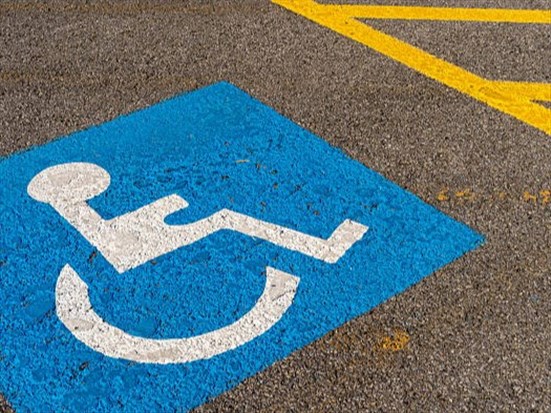 Ne se stationne pas sur les emplacements pour handicapés qui veut