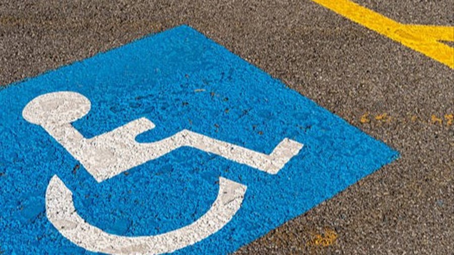 Ne se stationne pas sur les emplacements pour handicapés qui veut