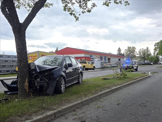 Un automobiliste percute un arbre violemment à Alma