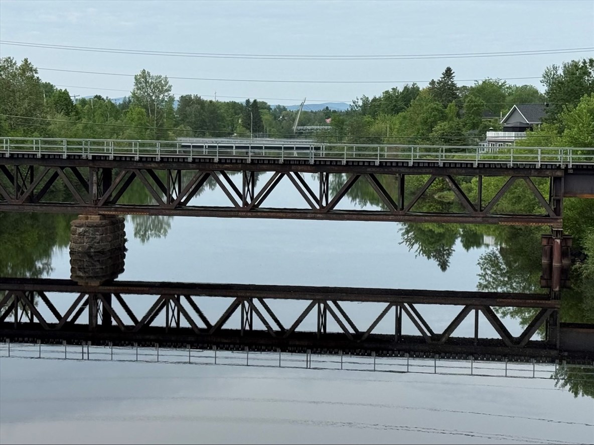 Sauter du pont de chemin de fer : un jeu dangereux…qui se termine bien