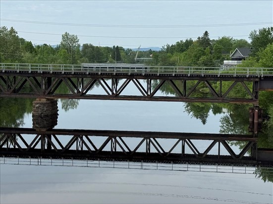 Sauter du pont de chemin de fer : un jeu dangereux…qui se termine bien