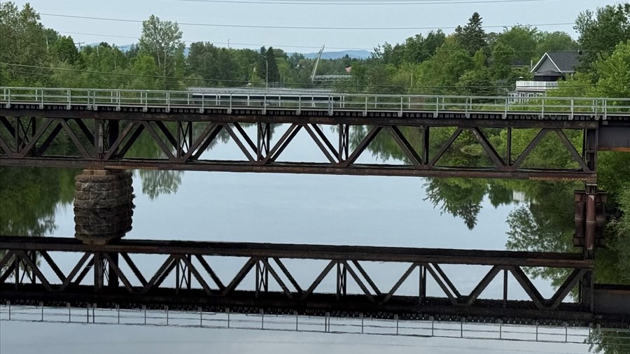 Sauter du pont de chemin de fer : un jeu dangereux…qui se termine bien