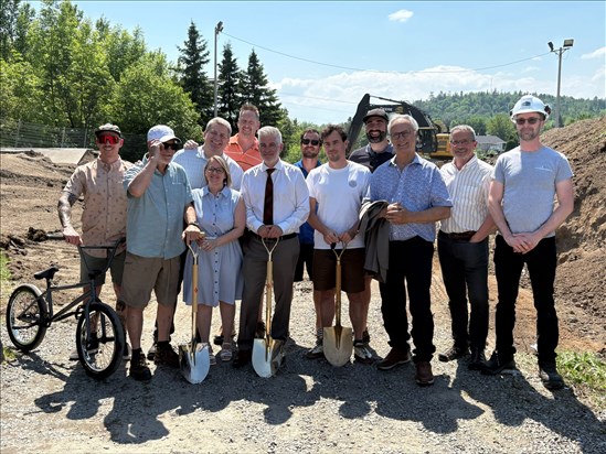 Première pelletée de terre pour le nouveau skatepark de Jonquière