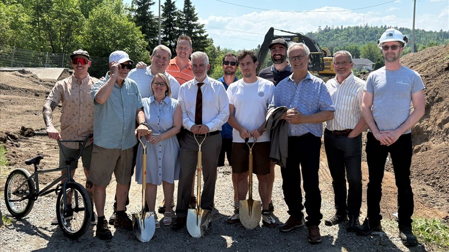 Première pelletée de terre pour le nouveau skatepark de Jonquière