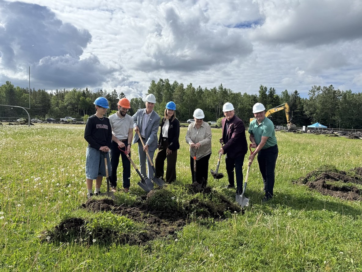 Première pelleté de terre pour le nouveau terrain de soccer  