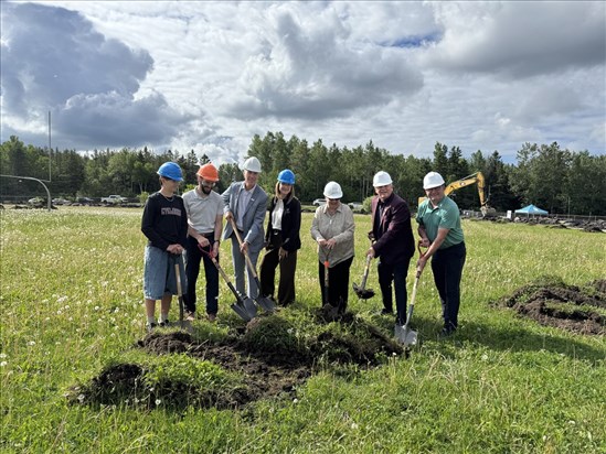 Première pelleté de terre pour le nouveau terrain de soccer  