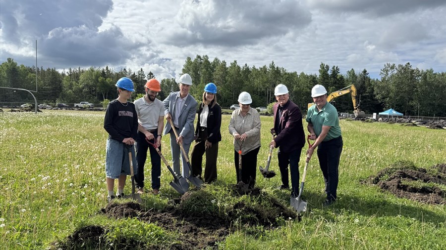 Première pelleté de terre pour le nouveau terrain de soccer  
