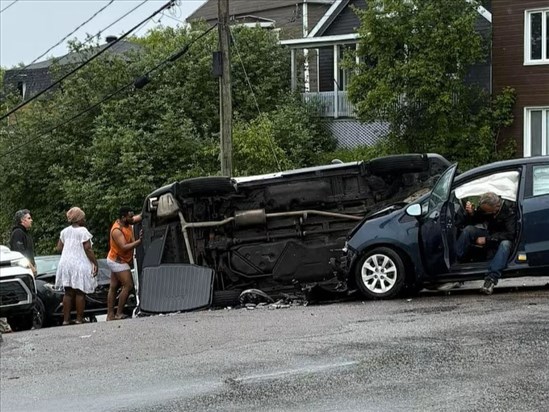 Collision impliquant trois véhicules à Chicoutimi 