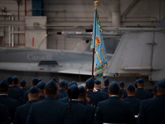 Le 425e Escadron de Bagotville se dote d’un nouvel étendard