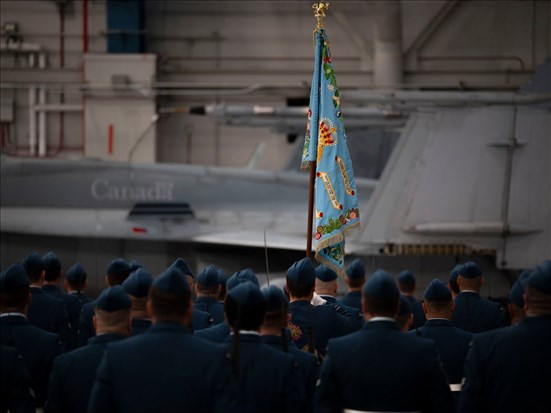 Le 425e Escadron de Bagotville se dote d’un nouvel étendard