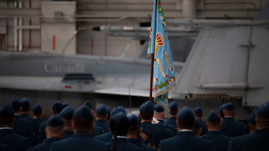 Le 425e Escadron de Bagotville se dote d’un nouvel étendard