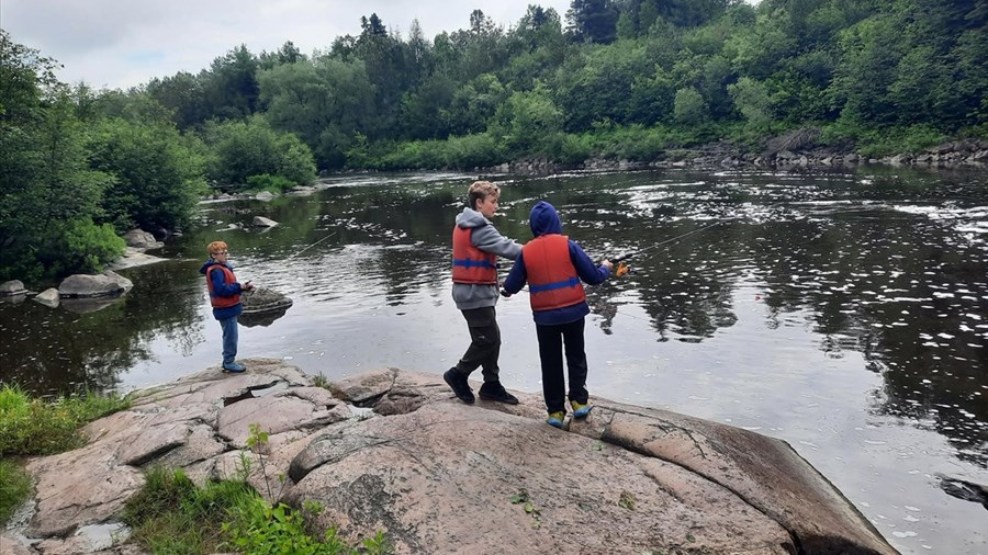 Près de 100 jeunes initiés à la pêche à Saguenay