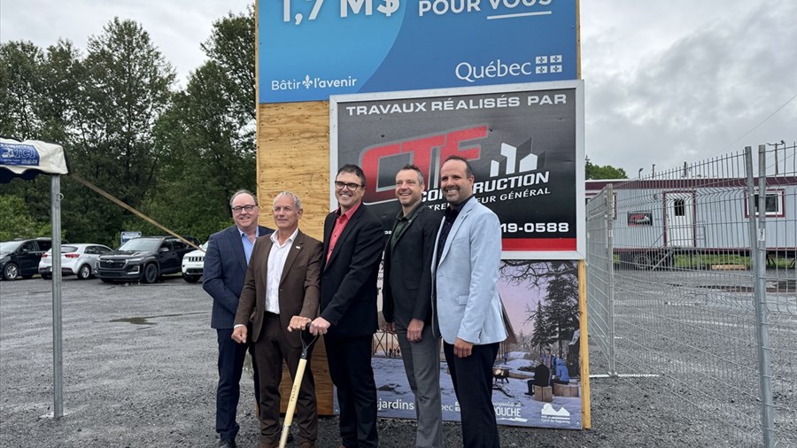 Première pelletée de terre pour la patinoire de Larouche