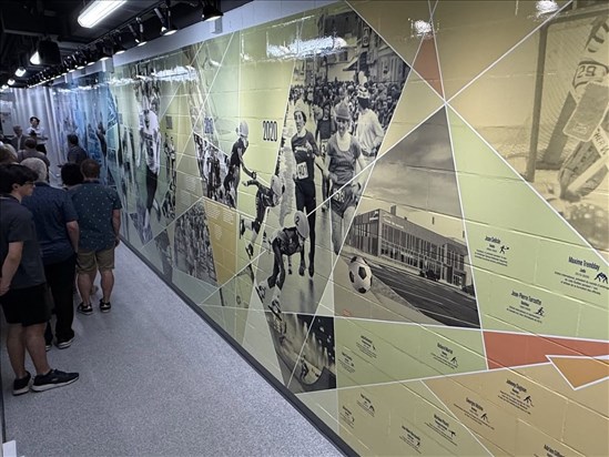 Une murale sportive soulignant 100 ans de sport au Saguenay inaugurée