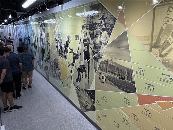 Une murale sportive soulignant 100 ans de sport au Saguenay inaugurée