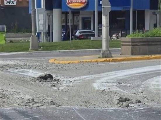 Des résidus de béton en plein pont Dubuc et sur le boulevard