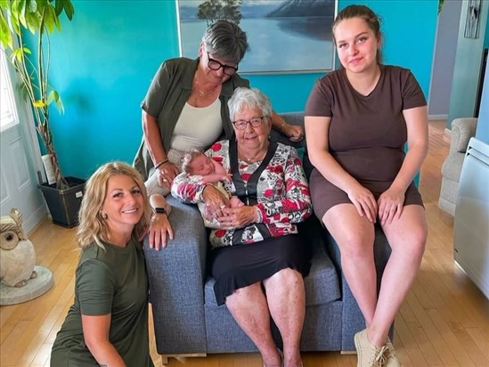 Cinq générations de femmes à Saguenay