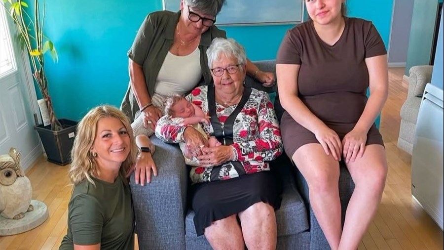 Cinq générations de femmes à Saguenay