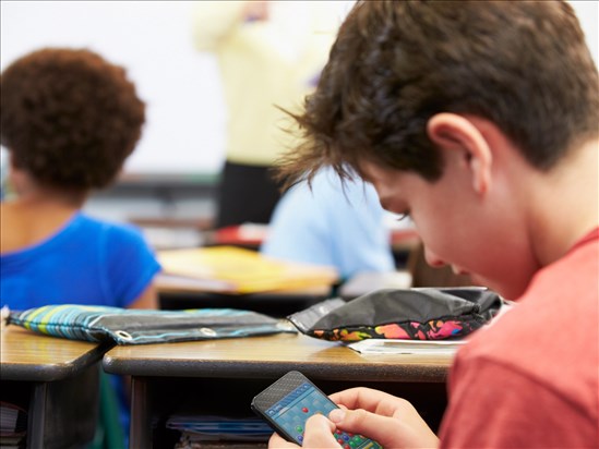 Nouvelles mesures pour encadrer l’usage des écrans chez les jeunes