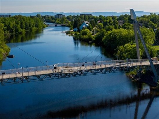 Des jeunes baigneurs sautent encore sous un pont 