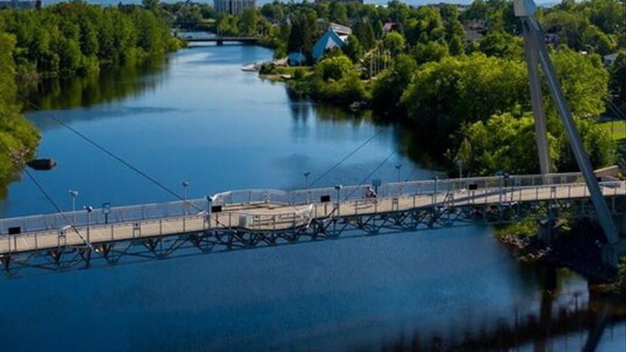 Des jeunes baigneurs sautent encore sous un pont 