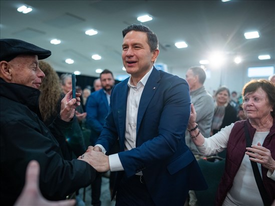 Pierre Poilievre s’arrête à Chicoutimi–Le Fjord dans une course serrée