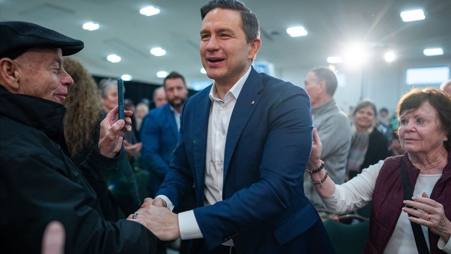 Pierre Poilievre s’arrête à Chicoutimi–Le Fjord dans une course serrée