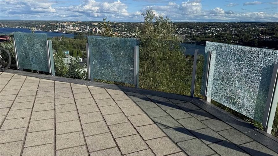 Des vitres de la Croix de Sainte-Anne vandalisées à Chicoutimi