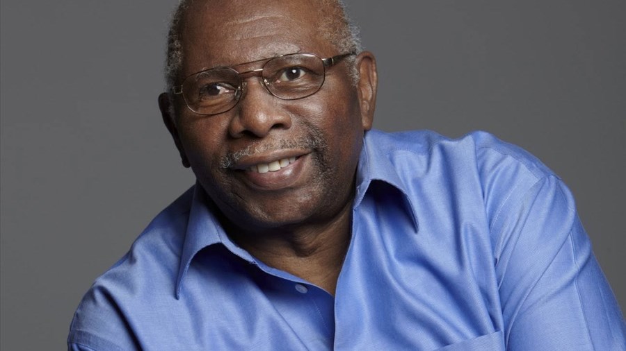  Le drapeau du Québec mis en berne en hommage au pianiste Oliver Jones